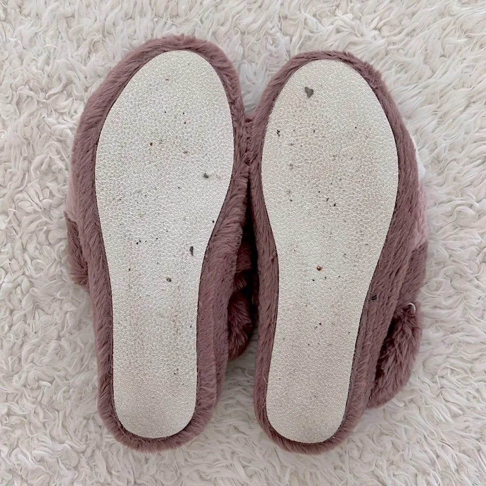 Fuzzy Slippers Pink and White Women's Size L 8-9 Houseshoes Cozy - Picture 8 of 10